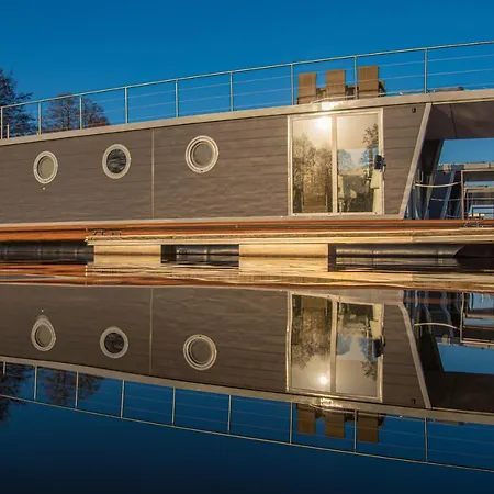 Schwimmendes Ferienhaus Emma Mit Grosszuegiger Dachterrasse