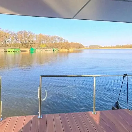 Schwimmendes Ferienhaus Emma Mit Grosszuegiger Dachterrasse